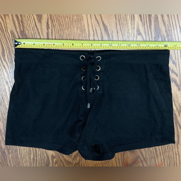 🌻FOREVER21🌻Black front lace-up shorts with faux back pockets size 29. ✨EUC✨ - Picture 6 of 7